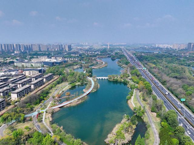 从都江堰访古到参观大熊猫基地：外国政要为何频频访问成都？