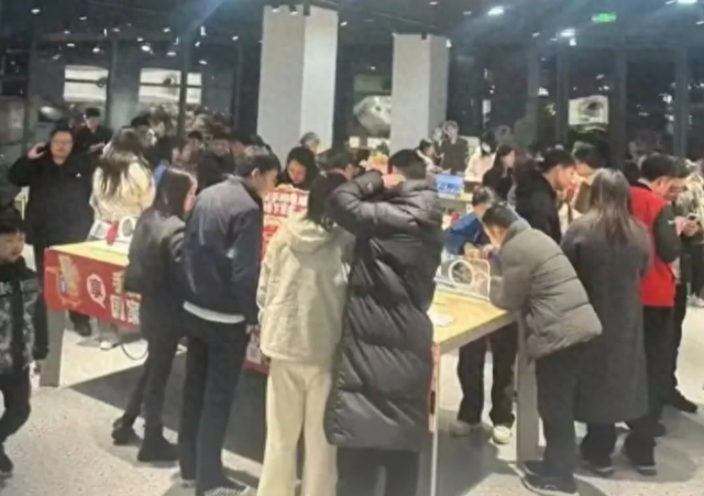 倒闭近15万家！从年赚50万到亏本转让，县城手机店，一倒一大片！