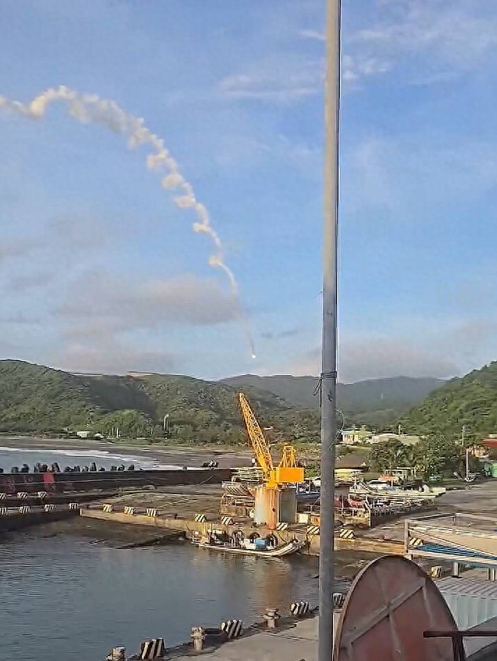 台军不明导弹发射后坠毁:螺旋状轨迹坠落山区