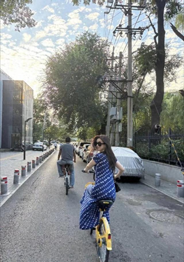 朱珠一家在北京骑自行车，吃爆肚涮羊肉，一家三口好温馨好幸福 ​​​