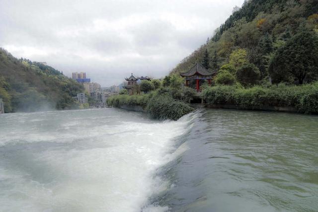 毕节七星关:响水滩瀑布再现“轰雷”盛景