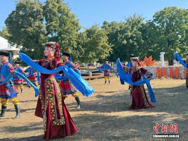 “枫”从草原来 万名游客共赴兴安盟赏五角枫林