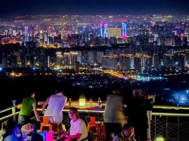太原玉泉山三星池观景平台，游客品美食赏夜景