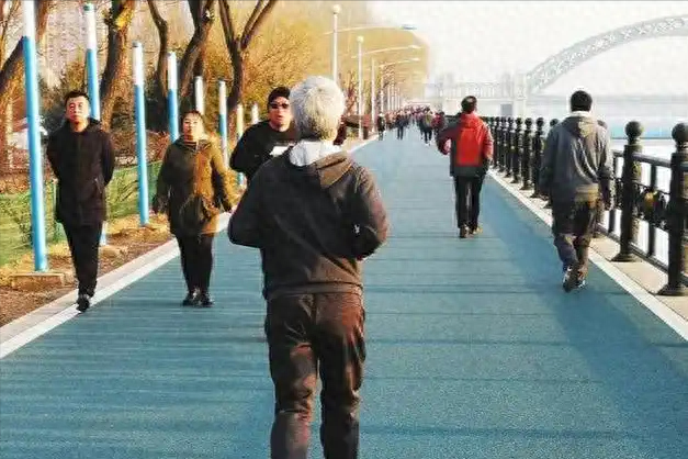 医生发现：每天坚持慢跑的老人，不出一年时间，肝脏或有4种变化