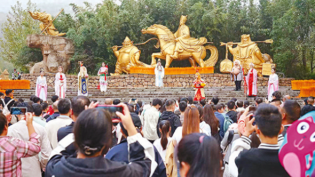 “双节”同庆 乐游天中