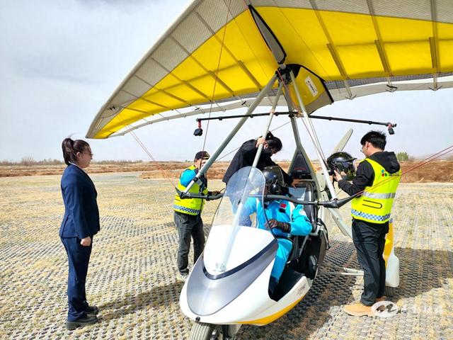 沙海翱翔览奇观：民勤通航乐园国庆掀低空旅游热