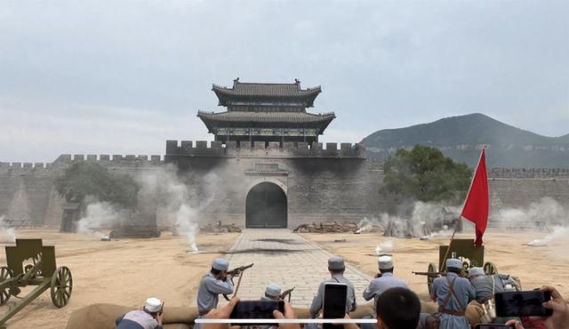 “军号一响，血脉觉醒”，山东一景区NPC带着数百游客攻打“县城”，游客：特意买了三把道具步枪，体验感满满