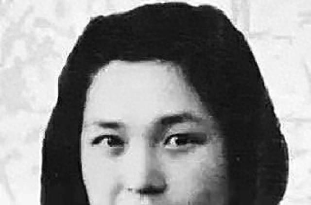 17岁女囚被送进监狱，狱长得意洋洋解开衣扣，三天后他磕头不止