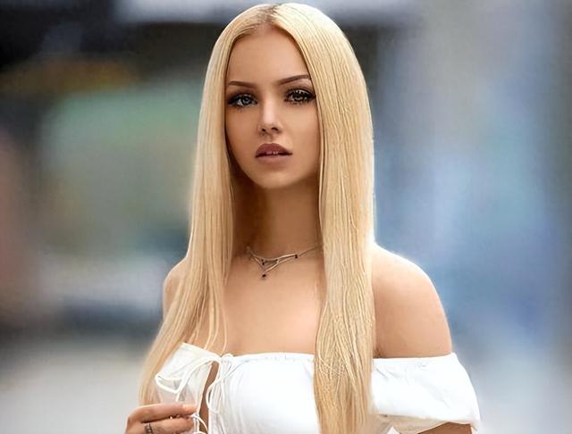 意大利姑娘来中国旅游，第一次上公厕，惊恐大喊：我的马桶被偷了