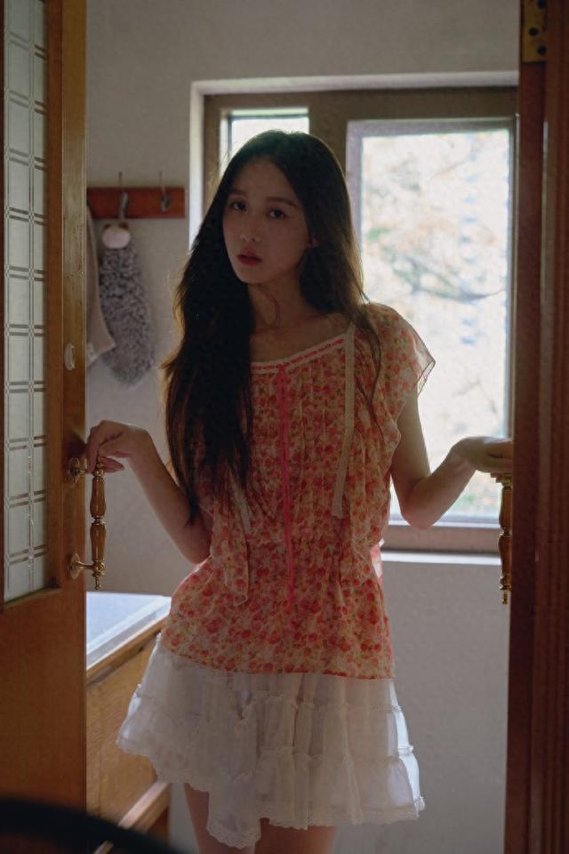 主持人李瑜居家私房写真，纯欲迷人