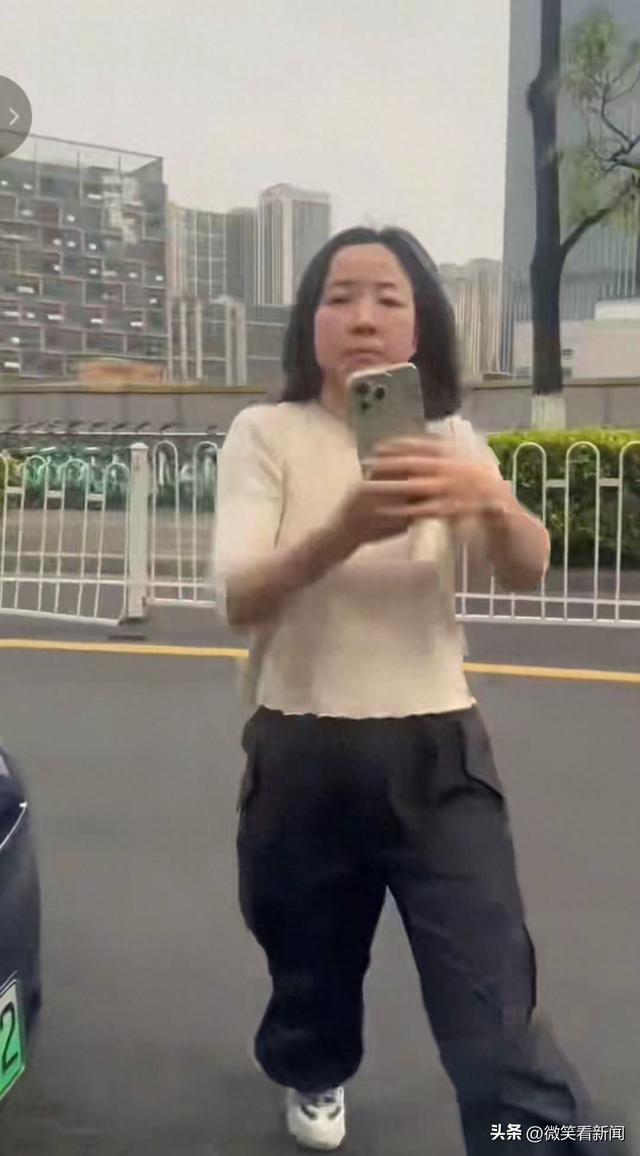 后续！女子辱骂外卖员连扔两份外卖，其长相曝光，网友：她赌赢了