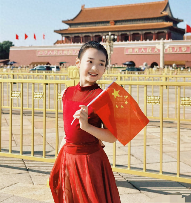 国庆董璇女儿小酒窝	，一袭红裙在正阳门前起舞，祝福祖国生日快乐