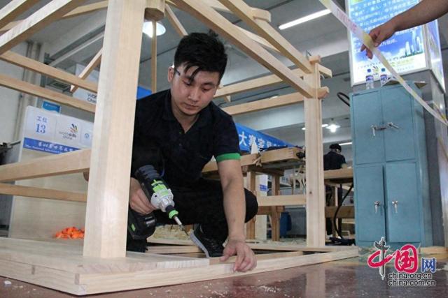 个人事迹怎么写（徐颜劳模事迹材料）