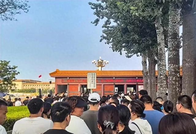 在纪念堂排了3小时才进去，你信不信？