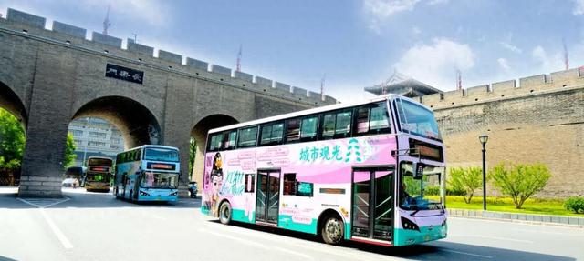 乘坐全国首辆唐诗主题观光车 沉浸式体验西安的唐诗文化
