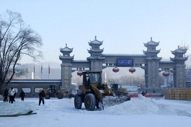 千山风景区人机协同清雪