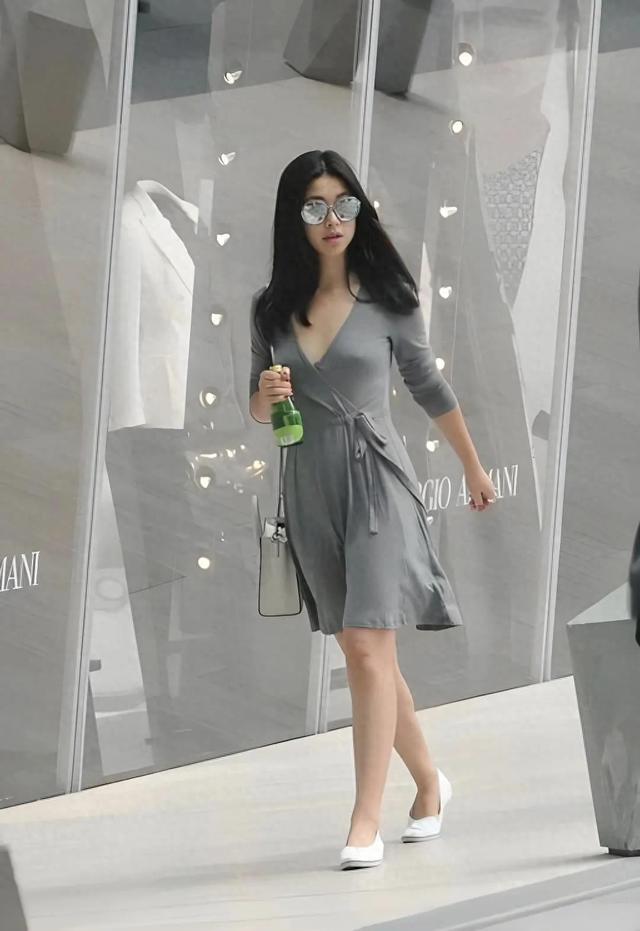朱珠真空出门这波操作，我有几句实在话想说：好小 比我想的小多了