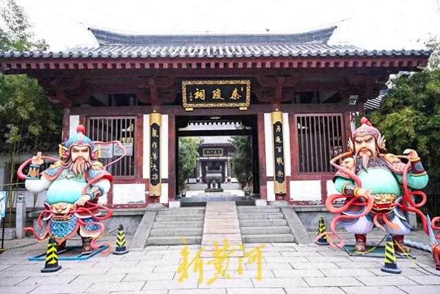 泉畔花灯璀璨迎春，秦琼主题灯组彰显历史风韵