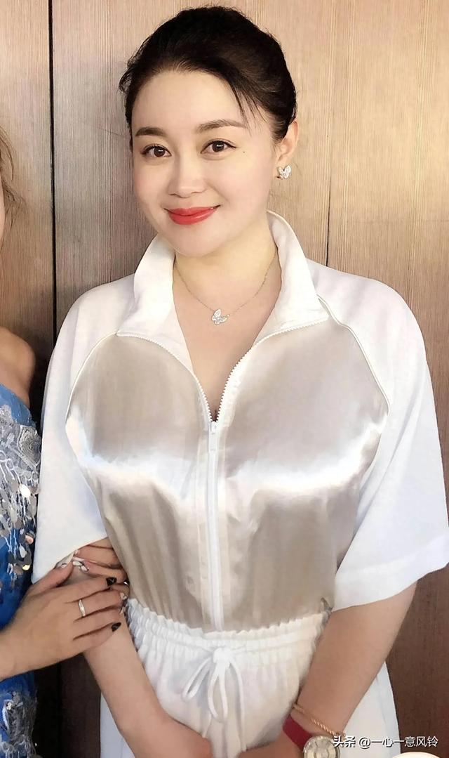 关婷娜日常穿搭，随性又可爱