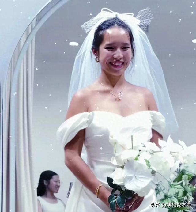 黄楼吃北京涮羊肉，翻译透露养父母有7个孩子，黄楼姐姐回应质疑