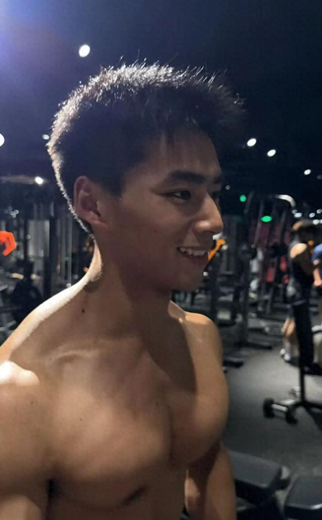 “谢霆锋”戒糖断碳60天后，变成黑皮肌肉男了？！