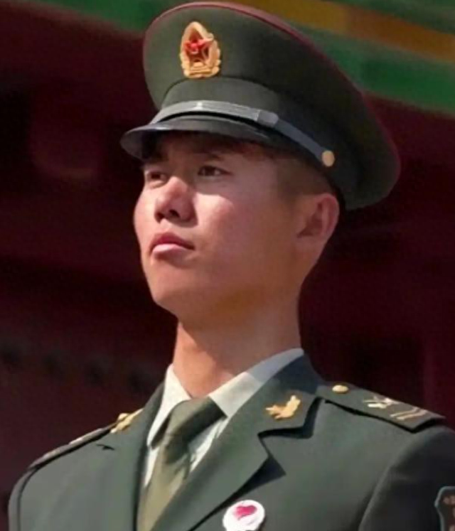 九三阅兵刚结束，最帅升旗手张自轩被骂惨了！如今他后悔了吗？