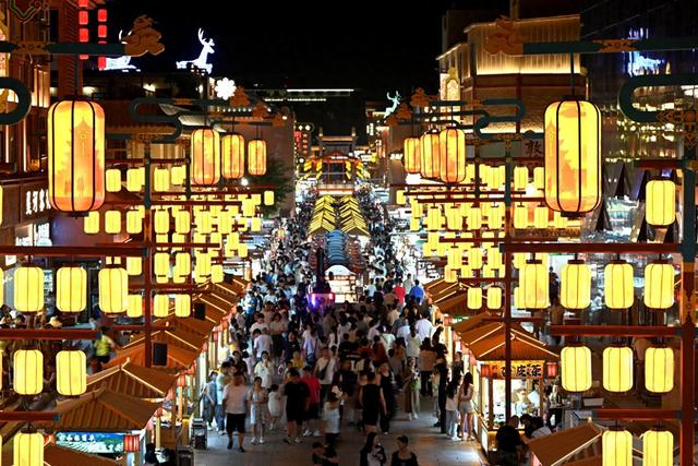 甘肃敦煌：夜经济热力十足