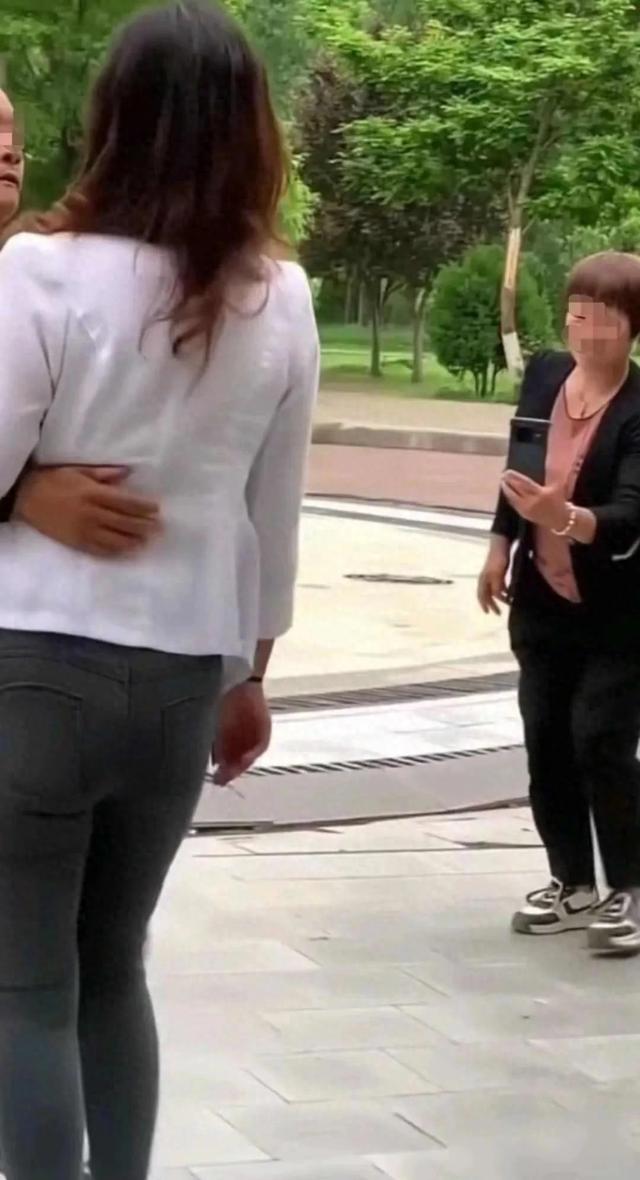 公园一角惊现“交易舞”，大爷花钱大妈收费，钱不到位碰都不能碰
