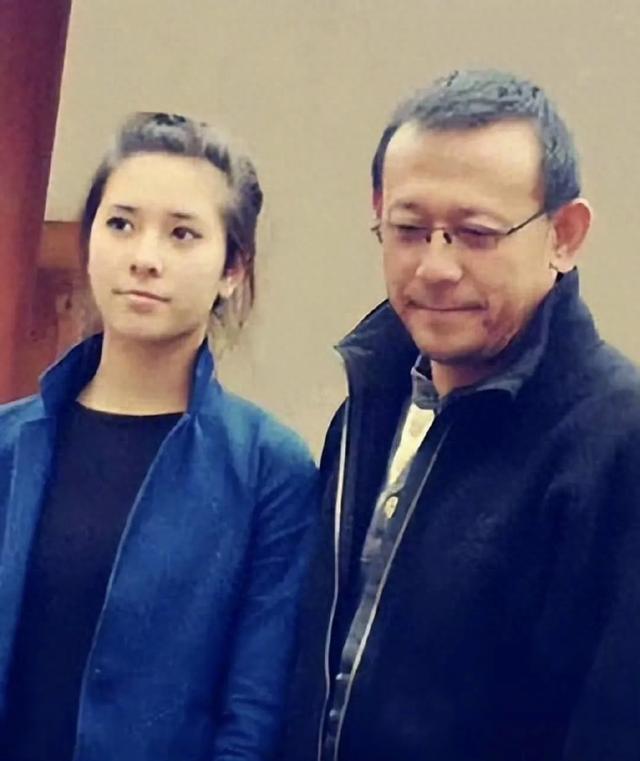 姜文到法国参加女儿婚礼，和前妻桑德琳再次见面，父女俩挽手入场