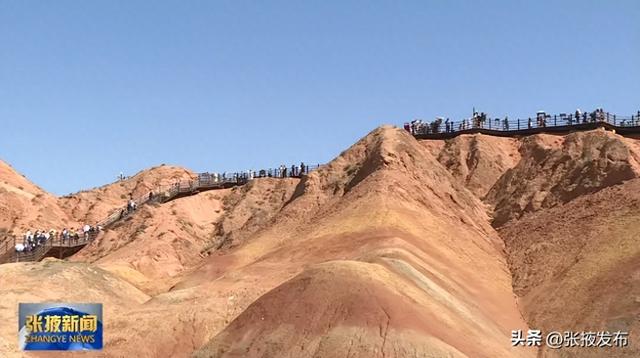 张掖七彩丹霞景区迎来客流高峰