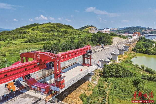 邵永铁路邵阳段首榀箱梁在园塘村特大桥成功架设