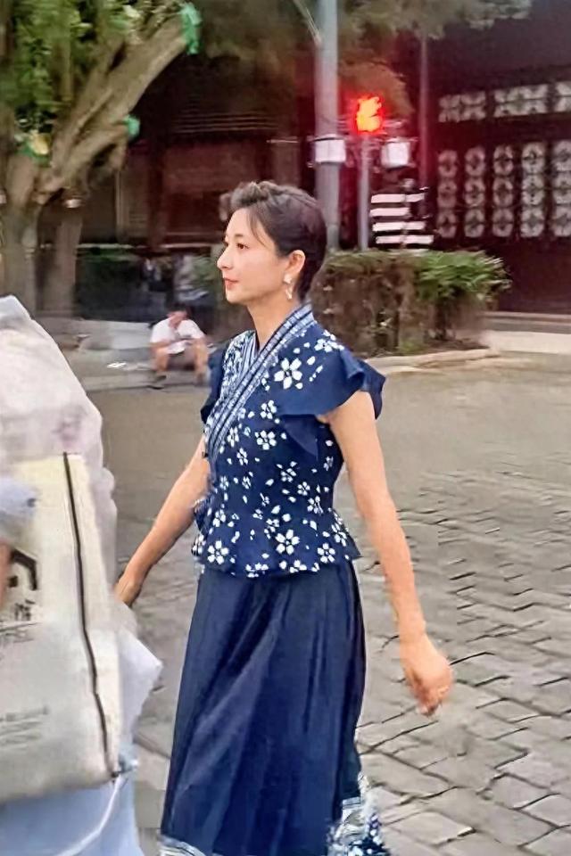偶遇“沈眉庄”：微发福 网友：眉姐姐衣品果然一言难尽，但人漂亮