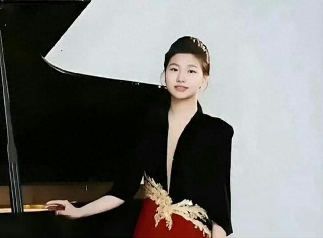 毛主席的曾孙女毛甜懿，北京101高中的学生，还是位天才钢琴少女 ​ ​​​