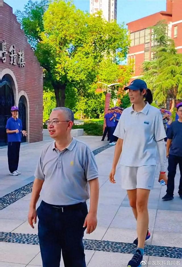女排冠军朱婷来江苏高中看外甥女军训，穿运动装青春洋溢 英姿飒爽