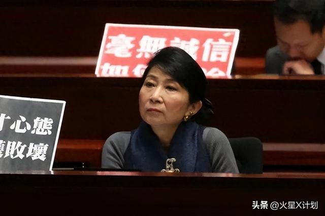 苍天饶过谁！拒唱国歌否认中国籍，俩儿子落户国外，她现状如何？