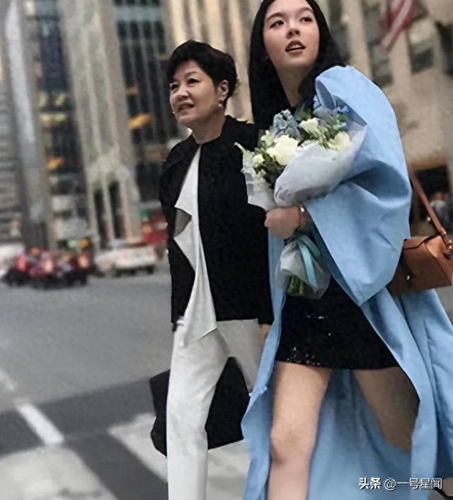 看破不说破，李咏美国下葬7年后	，带着女儿的哈文走了姜昆老路