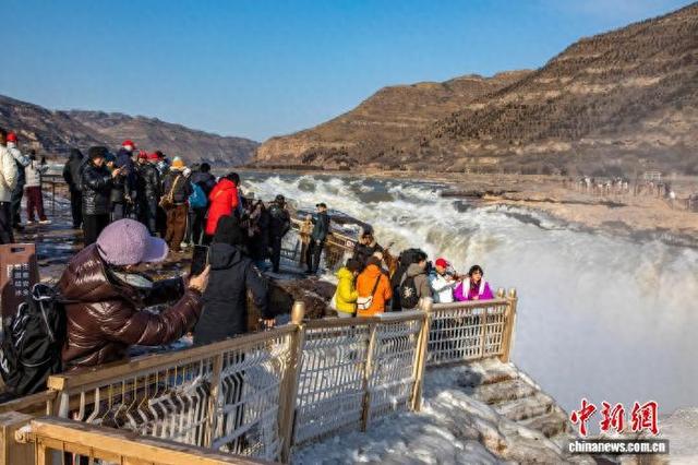 坐着高铁“回延安” 西延高铁旅游团抵达陕西黄河壶口瀑布