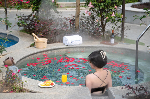 冷空气催热暖冬经济 龙门温泉市场火爆开启“泡汤”黄金季