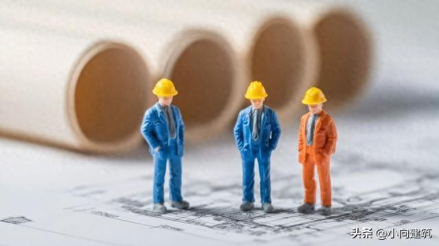 工地帽子颜色等级是怎样的（工地安全帽颜色一看帽子辨身份）