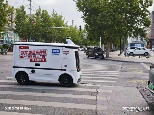 郑州街头驶过无人驾驶快递车，开封已有11-16辆