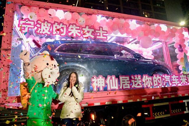 女游客发景区视频获68万点赞，景区赠她一辆30万元车，工作人员：不清楚“拍视频送车”活动是否继续