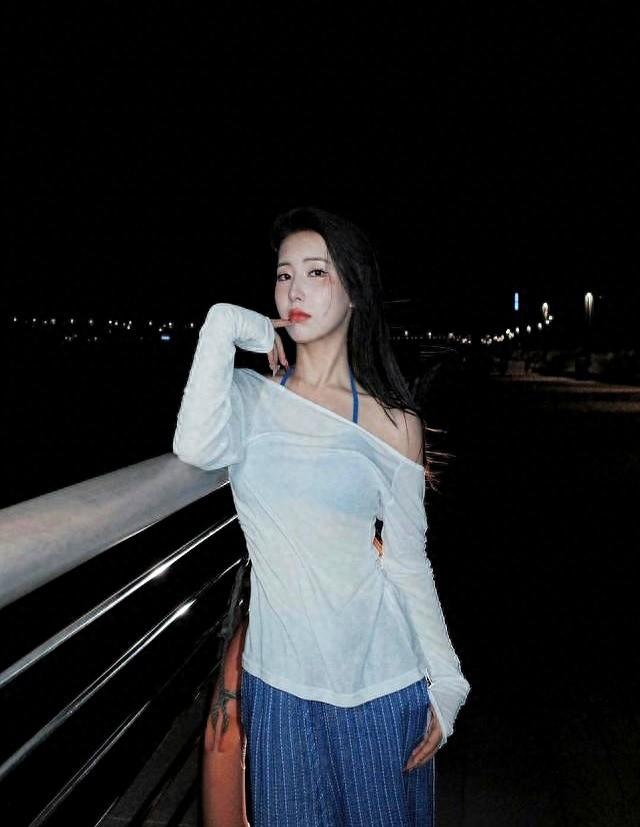 夜海风情：露肩与条纹的随性潮搭