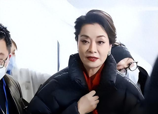 放弃争夺260亿遗产，带着女儿远走美国，如今才知道她有多明智