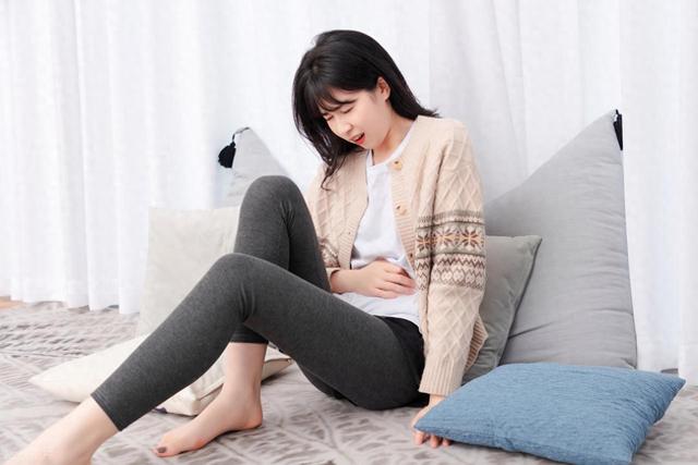 女人下腹坠痛是什么原因?（下腹坠痛别总怪肠胃这个女性专属信号）