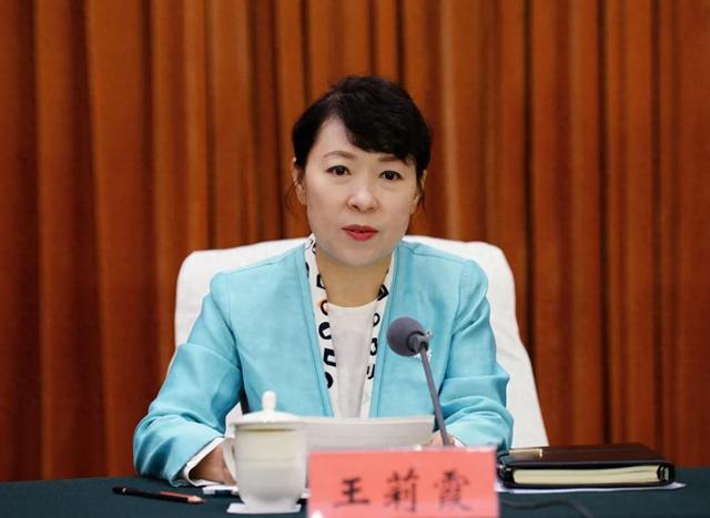 极目政情丨61岁女“老虎”王莉霞被查！系今年第三位任上被查的省级政府“一把手”，上周还在指挥工作