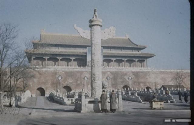 在档案馆里发现罕见照片，1940年代的天安门居然是这个样子。