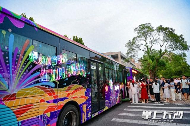 组图丨浏阳“烟花夜巴士”惊艳上线