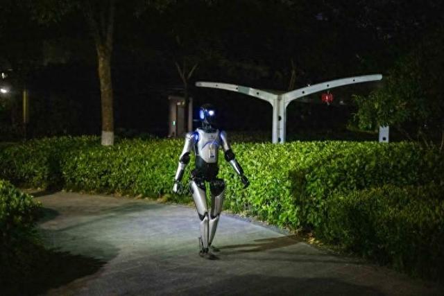 人形机器人远征 A2 烈日下户外行走24小时，智元如何完成“从样品到商品”的最后一公里？