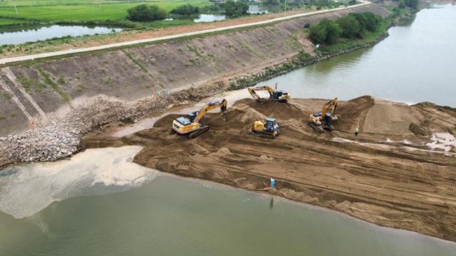 龙尾洲枢纽一期围堰成功合龙 袁河航道提升工程迈入主体施工新阶段
