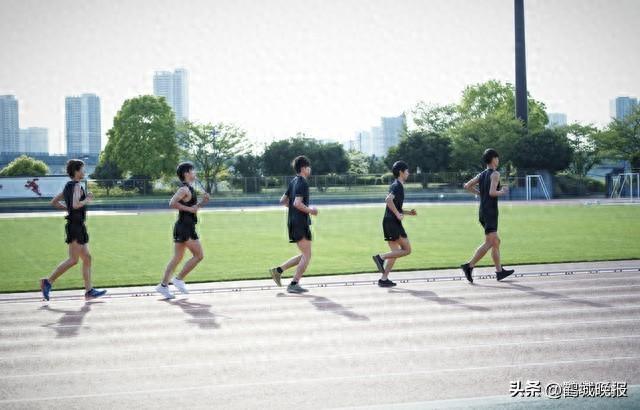 90% 跑者不知道，长期绕圈跑会让腿 “一长一短”	，关节还会报废？